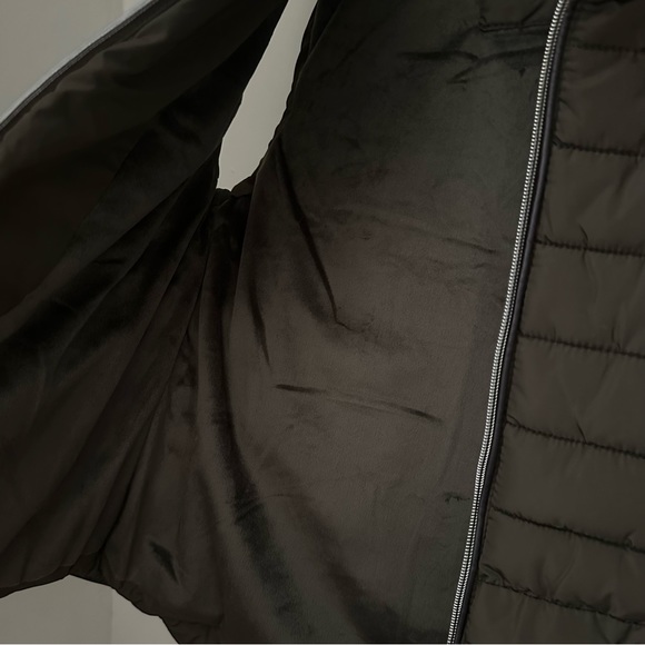 YMI Collection Olive Green Puffer Vest Size Small - Picture 13 of 16